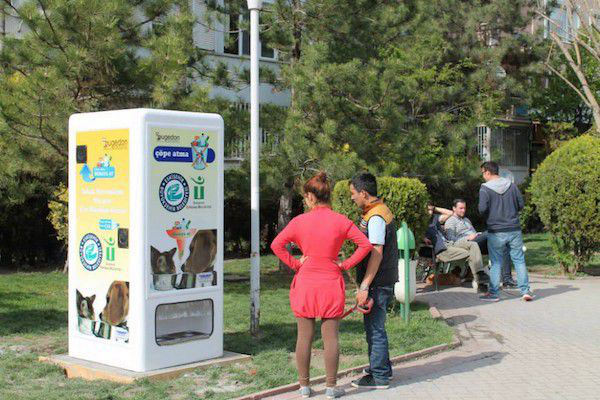 新型環(huán)保自動(dòng)販賣(mài)機(jī)，可為流浪貓狗提供食物