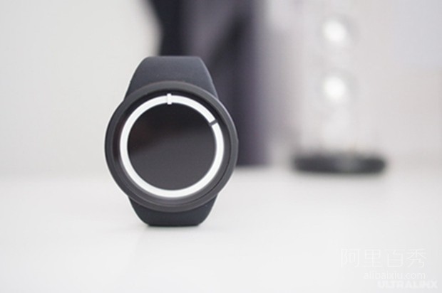 <strong>暗夜發(fā)出霓虹藍(lán)光的ZIIIRO Eclipse手表，簡(jiǎn)約又時(shí)尚</strong>